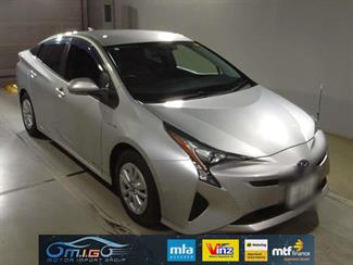 2016 Toyota Prius - Thumbnail