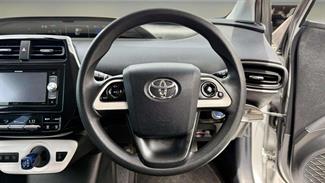 2016 Toyota Prius - Thumbnail