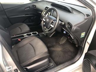 2016 Toyota Prius - Thumbnail