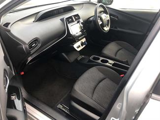 2016 Toyota Prius - Thumbnail