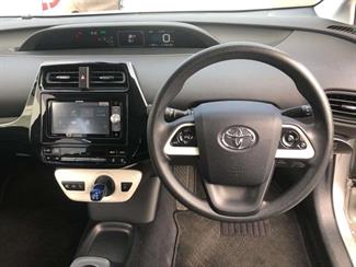 2016 Toyota Prius - Thumbnail