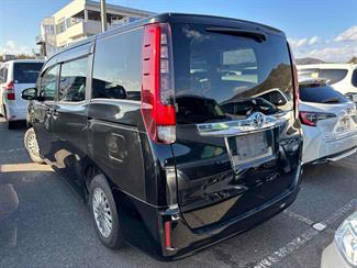 2015 Toyota Noah - Thumbnail