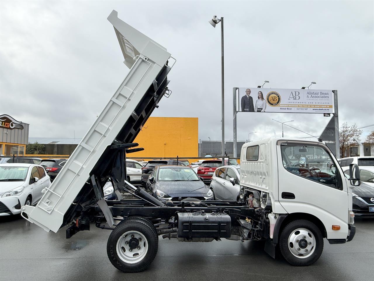 2015 HINO DUTRO