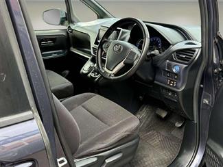 2014 Toyota Voxy - Thumbnail
