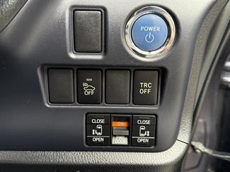 2014 Toyota Voxy - Thumbnail
