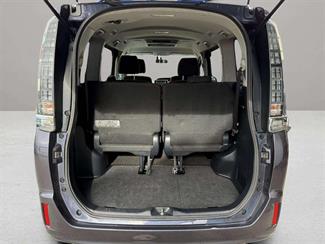 2014 Toyota Voxy - Thumbnail