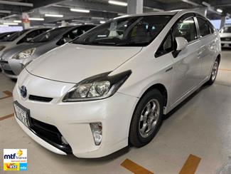 2014 Toyota Prius - Thumbnail