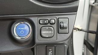 2013 Toyota Aqua - Thumbnail