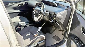 2016 Toyota Prius - Thumbnail