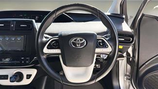 2016 Toyota Prius - Thumbnail