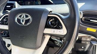 2016 Toyota Prius - Thumbnail