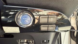 2016 Toyota Prius - Thumbnail