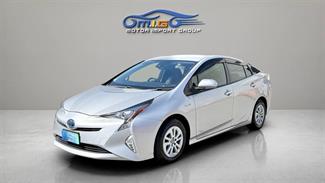 2016 Toyota Prius - Thumbnail