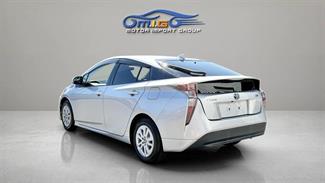2016 Toyota Prius - Thumbnail