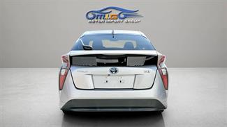 2016 Toyota Prius - Thumbnail