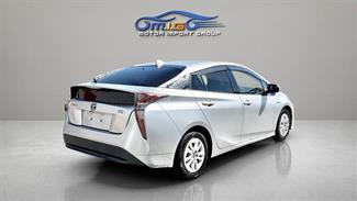 2016 Toyota Prius - Thumbnail