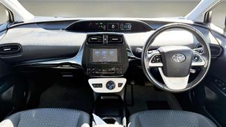 2016 Toyota Prius - Thumbnail