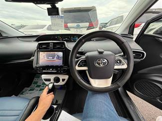 2017 Toyota Prius - Thumbnail
