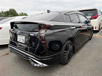 2017 Toyota Prius - Thumbnail