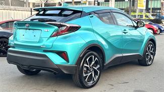 2017 Toyota C-HR - Thumbnail