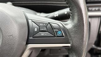 2017 Nissan Serena - Thumbnail