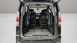 2017 Nissan Serena - Thumbnail