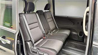 2017 Nissan Serena - Thumbnail