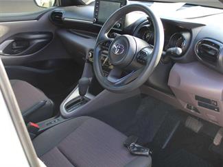 2020 Toyota YARIS - Thumbnail
