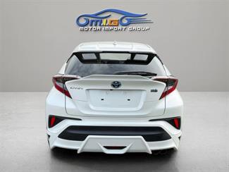 2017 Toyota C-HR - Thumbnail