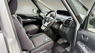 2016 Nissan Serena - Thumbnail