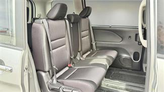 2016 Nissan Serena - Thumbnail