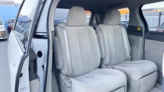 2006 Toyota Estima - Thumbnail