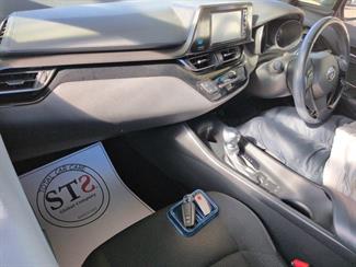 2017 Toyota C-HR - Thumbnail