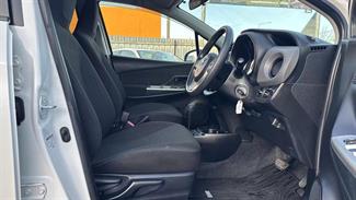 2015 Toyota Vitz - Thumbnail