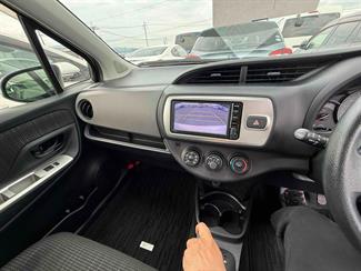 2015 Toyota Vitz - Thumbnail