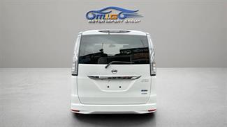 2015 Nissan Serena - Thumbnail
