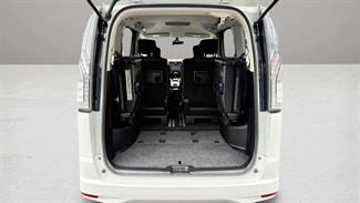 2015 Nissan Serena - Thumbnail