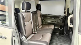 2015 Nissan Serena - Thumbnail