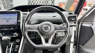 2016 Nissan Serena - Thumbnail