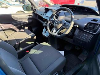 2017 Nissan Serena - Thumbnail