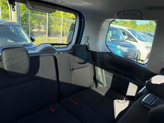 2017 Nissan Serena - Thumbnail