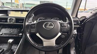 2017 Lexus IS 300H - Thumbnail