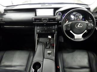 2017 Lexus IS - Thumbnail