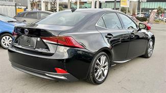 2017 Lexus IS 300H - Thumbnail