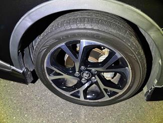 2017 Toyota C-HR - Thumbnail