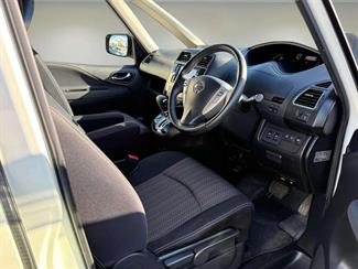 2016 Nissan Serena - Thumbnail