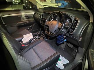 2016 Mitsubishi Outlander - Thumbnail