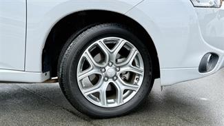 2015 Mitsubishi Outlander - Thumbnail