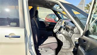 2017 Nissan Serena - Thumbnail