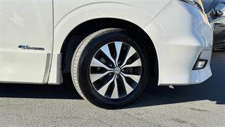 2017 Nissan Serena - Thumbnail